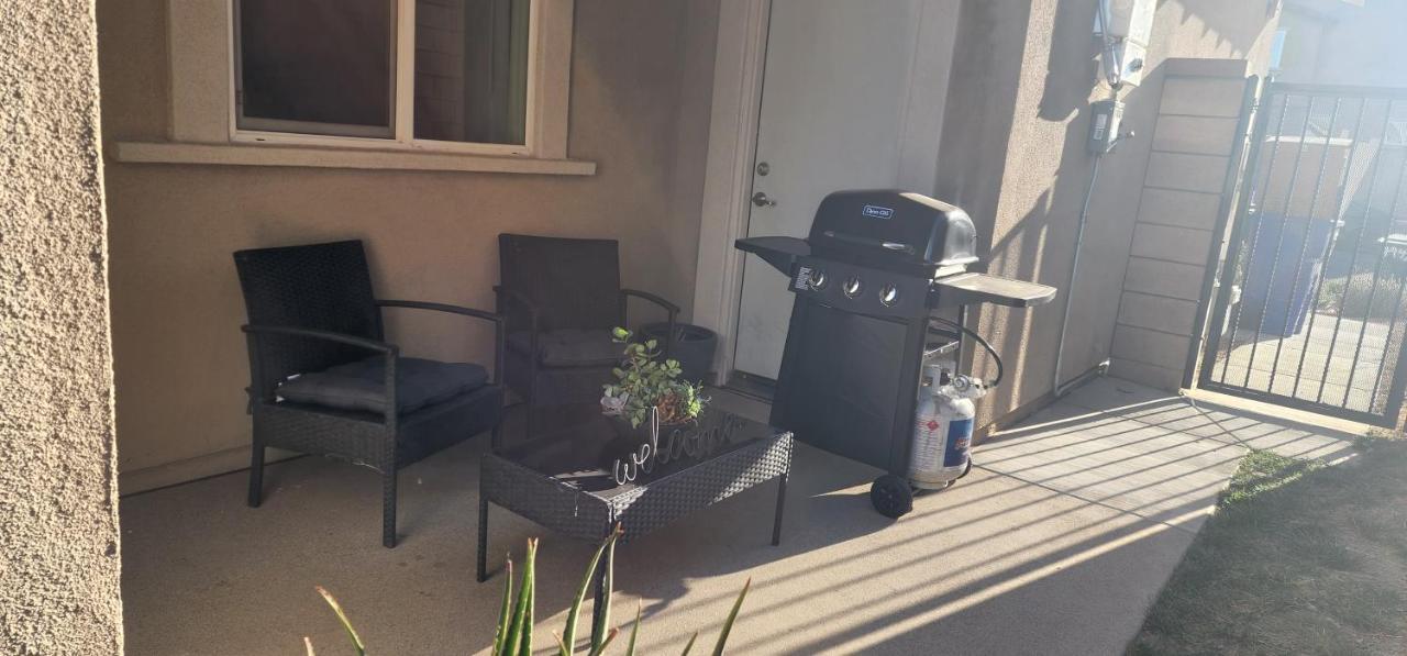 Private Lux Apartment In A New Community Fontana Exterior foto